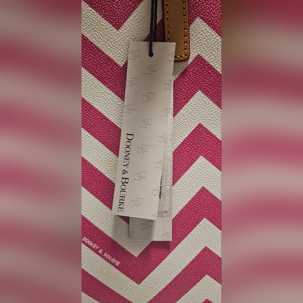 NWT Dooney & Bourke Large Shopper Tote W/ Zipper Closure: Fuchsia/White Chevron - Picture 7 of 11